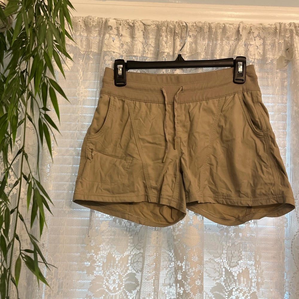 Women’s North Face tan shorts